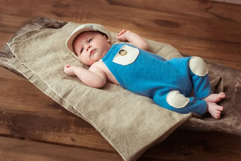 Професійна дитяча фотосесія у Львові, зйомка немовляти в блакитному костюмі та кепці. Фотограф для дітей у фотостудії RoStudio