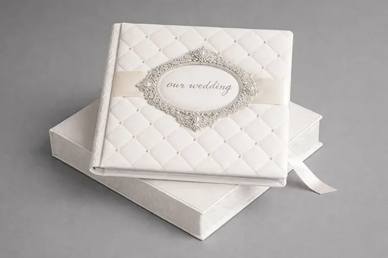 Весільна фотокнига з світлого кольору у Львові