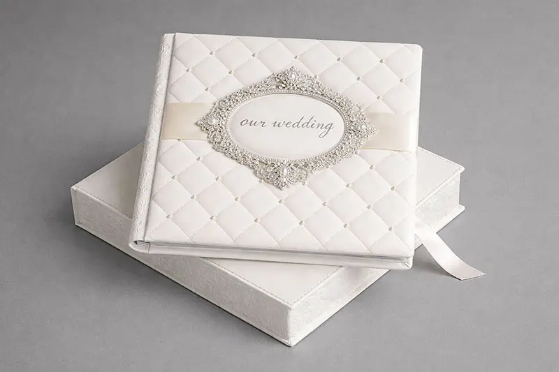 Весільна фотокнига преміум-класу в білій шкіряній палітурці з інкрустацією, виготовлена у Львові студією RoStudio.