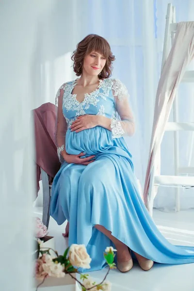 Професійна фотосесія вагітних у Львові, ніжна фотозйомка вагітності в блакитній сукні. Фотограф для вагітних у фотостудії RoStudio.