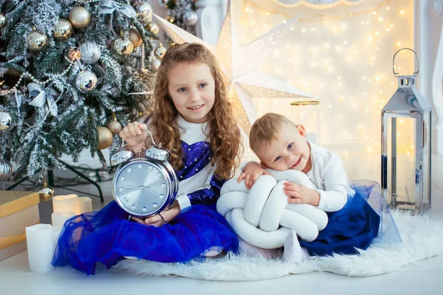 Новорічна дитяча фотосесія у Львові — діти біля ялинки в студії RoStudio