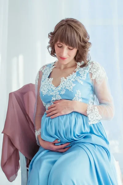 Ніжна фотосесія вагітних у Львові, професійна фотозйомка вагітності в блакитній сукні. Кращий фотограф для вагітних у фотостудії RoStudio.