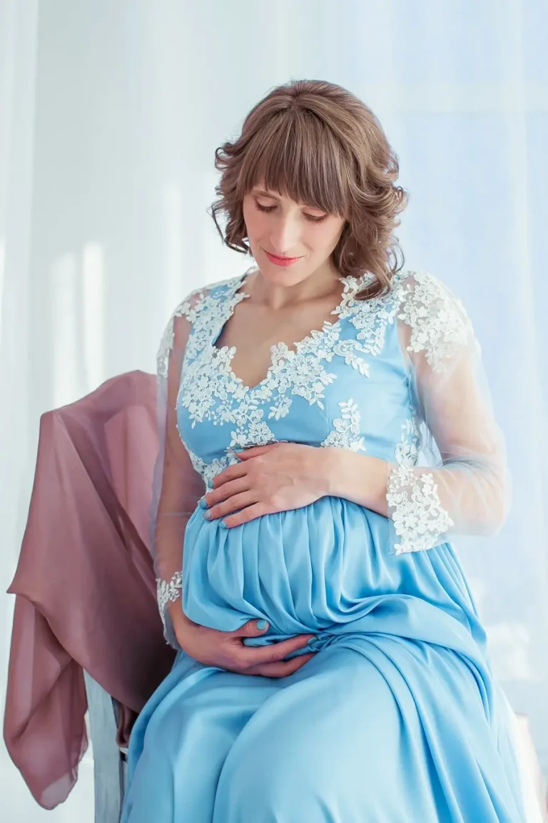 Ніжна фотосесія вагітних у Львові, професійна фотозйомка вагітності в блакитній сукні. Кращий фотограф для вагітних у фотостудії RoStudio.