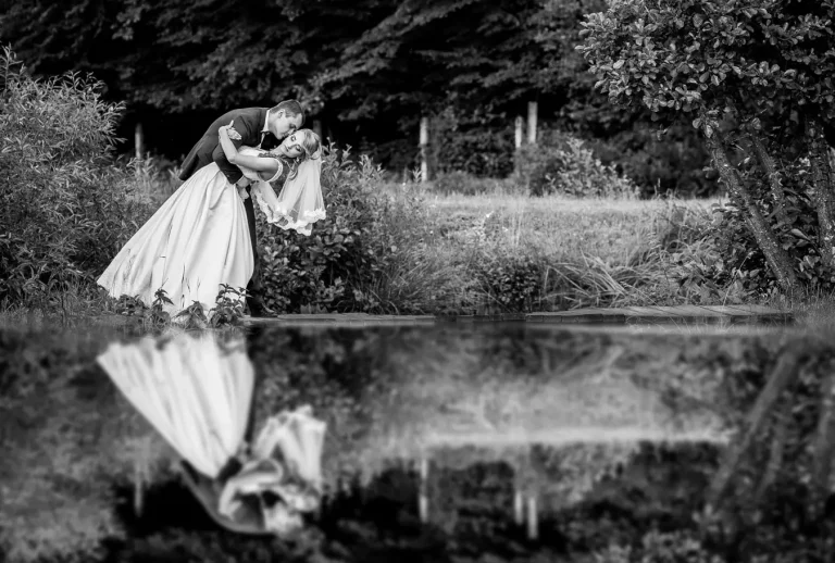 Художня весільна фотосесія у Львові на природі, відображення молодят у воді. Чорно-біла фотозйомка весілля від весільного фотографа RoStudio.