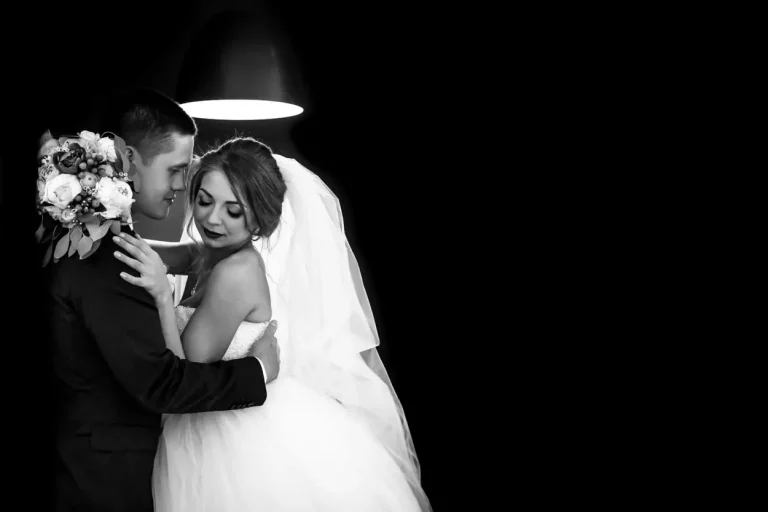 Професійна весільна фотосесія у Львові, стильне чорно-біле весільне фото молодят. Кращий весільний фотограф від фотостудії RoStudio.
