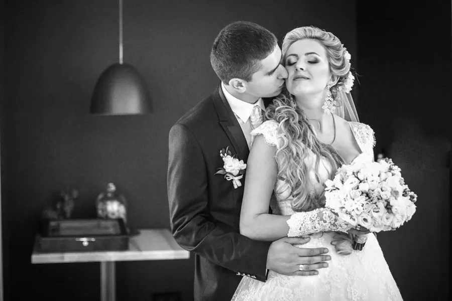 Стильна чорно-біла весільна фотосесія Львів, ніжна сцена з молодятами в студії. Професійні послуги фотографа та відеозйомка ціна, художня професійна зйомка від фотостудія RoStudio.