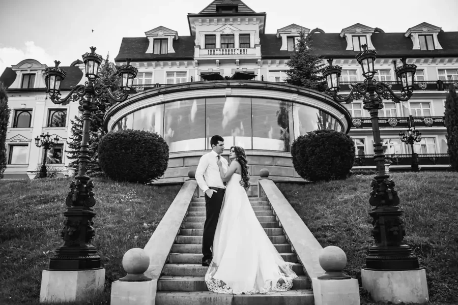 Розкішна весільна фотосесія Львів, молодята на фоні елітної локації. Професійні послуги фотографа, якісна відеозйомка ціна та професійна зйомка свята від фотостудія RoStudio.