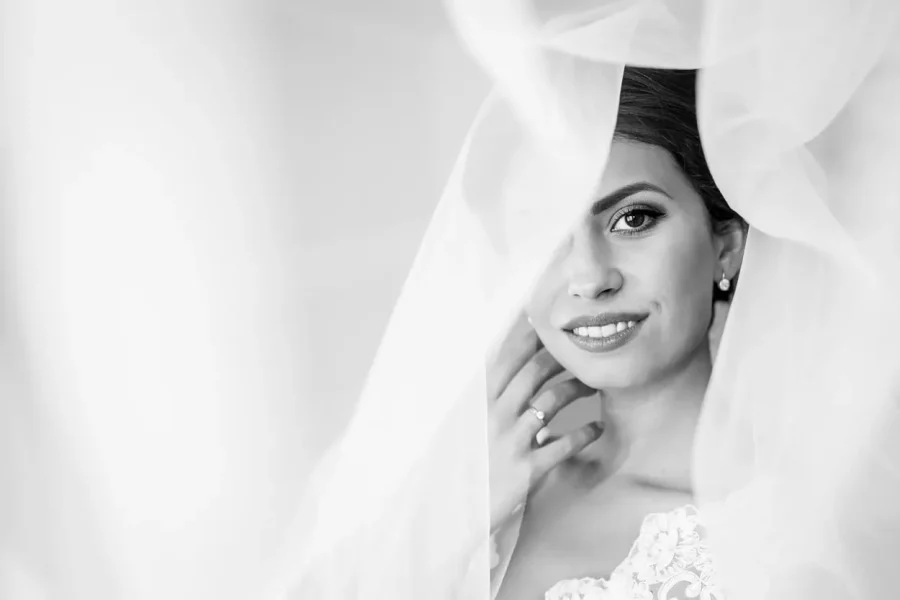 Ніжна весільна фотосесія у Львові, портрет нареченої під фатою. Професійна фотозйомка весілля від весільного фотографа студії RoStudio.