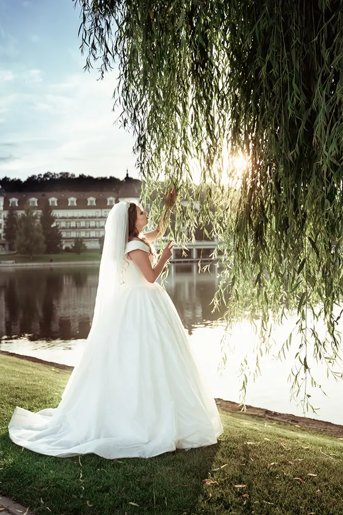 Весільна фотосесія Львів, наречена біля озера, професійне фото RoStudio