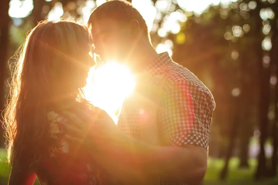 Фотосесія Love Story Львів, романтична зйомка пари на заході сонця, фотограф RoStudio.