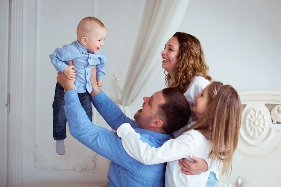 Сімейна фотосесія Львів, професійна зйомка сім'ї з дітьми в студії, фотограф RoStudio.