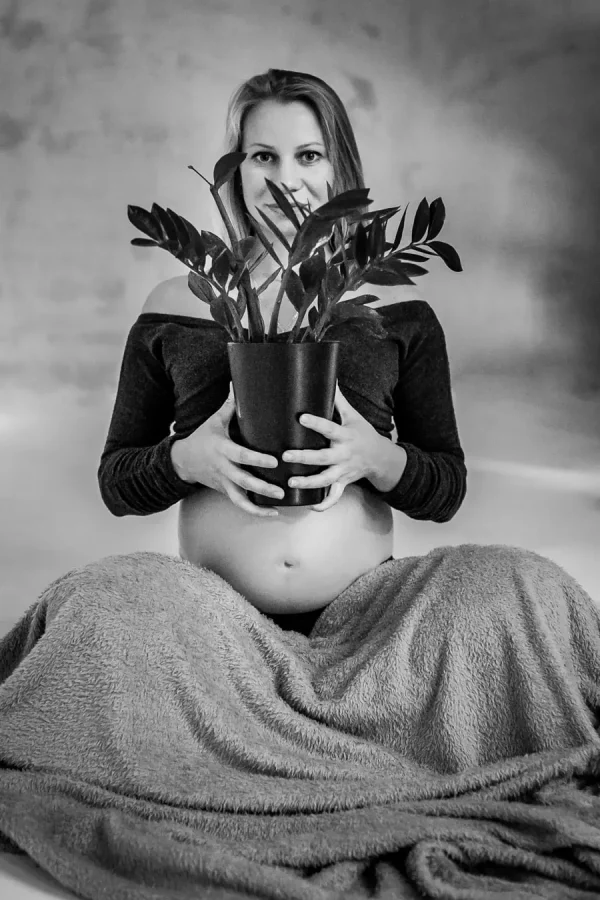чорно-біла художня фотосесія вагітних Львів, креативна фотозйомка з рослиною, послуги фотографа преміум-класу, замовити портфоліо RoStudio.