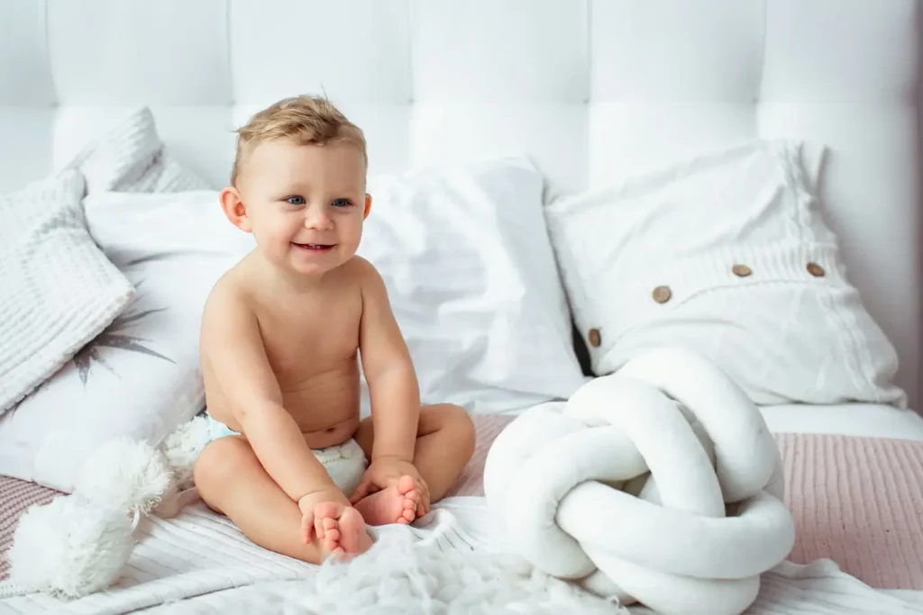 дитяча фотосесія Львів, малюк у світлій студії, послуги фотографа для немовлят, професійна зйомка дітей, портфоліо RoStudio.