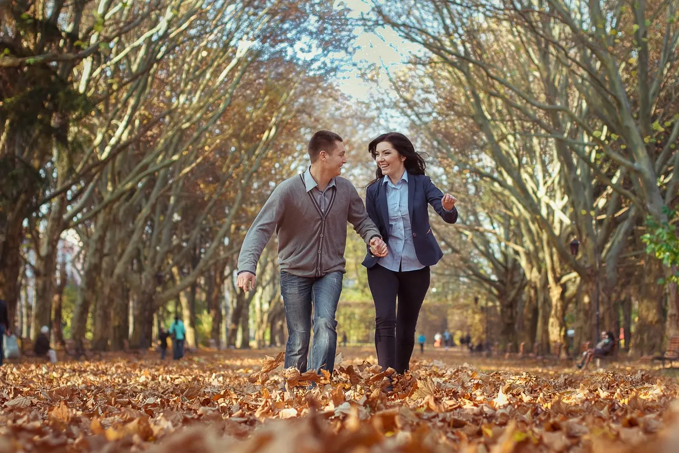 фотосесія лав сторі Львів, професійний фотограф, ціна, відеозйомка весілля Львів, пара в осінньому парку