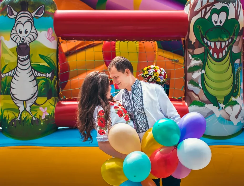 фотосесія лав сторі Львів, професійний фотограф, ціна, відеозйомка весілля Львів, пара у вишиванках з кульками в парку розваг