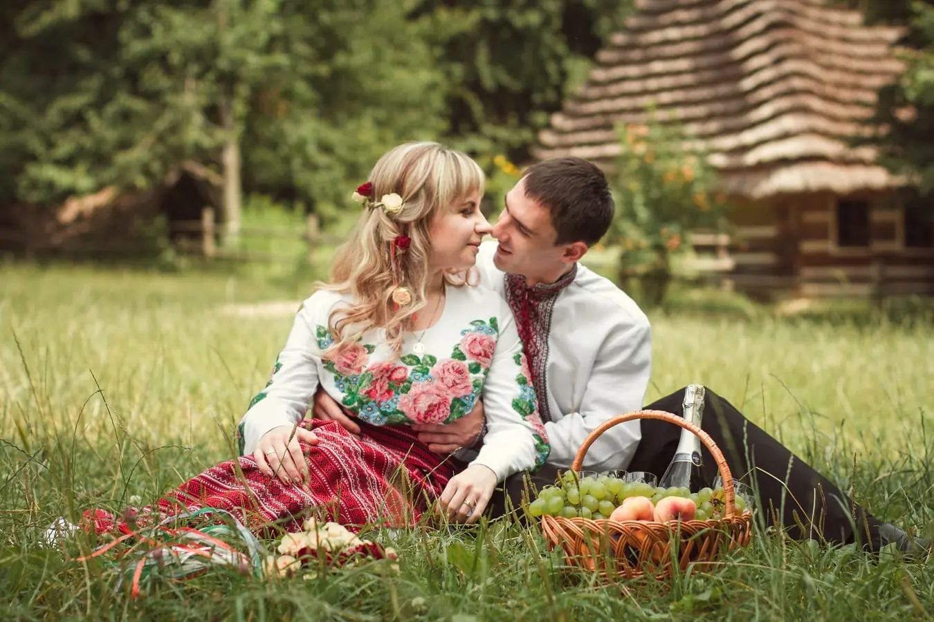 фотосесія лав сторі Львів, пара у вишиванках, послуги фотографа, професійна зйомка на природі, ціна