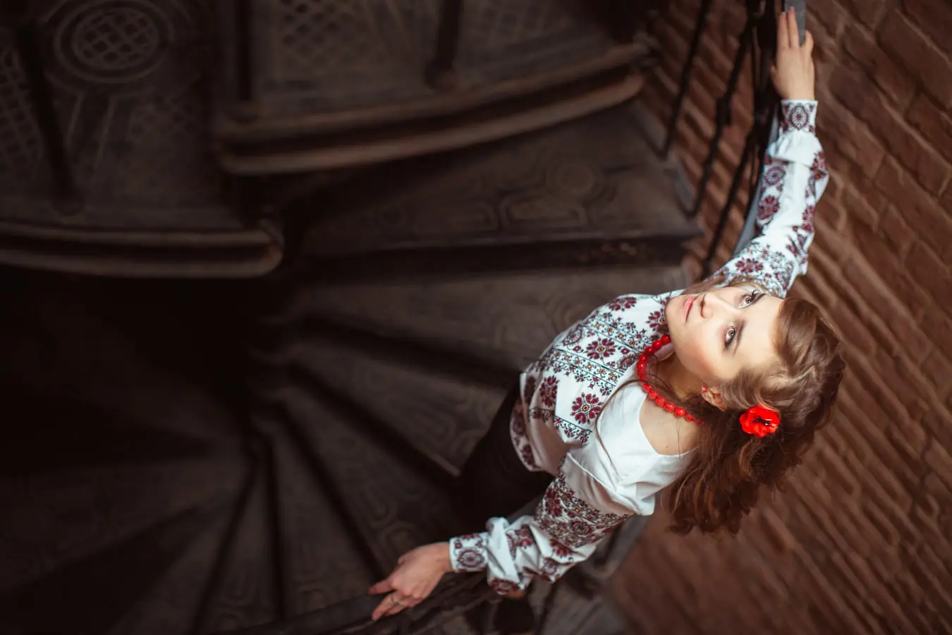 фотосесія Львів, дівчина у вишиванці на гвинтових сходах, послуги фотографа Львів, ціна, професійна зйомка