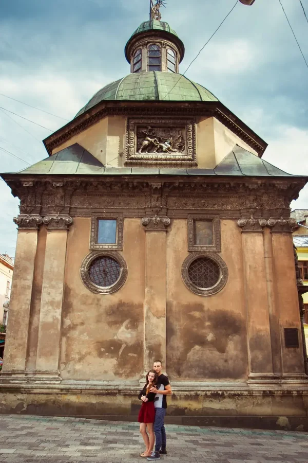 фотосесія Львів, послуги фотографа, ціна, відеозйомка весілля Львів, пара біля каплиці Боїмів, професійна зйомка в центрі