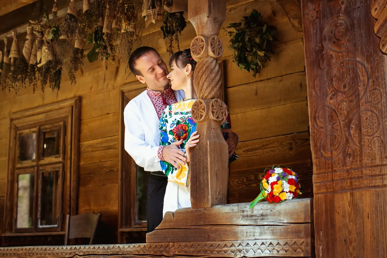 весільна фотосесія Львів, відеозйомка весілля ціна, професійний фотограф, молодята у вишиванках, послуги фотографа Львів