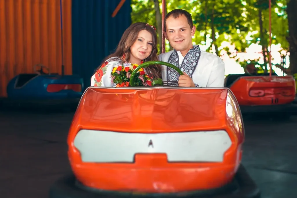 весільна фотосесія Львів, молодята на машинках в парку, пара у вишиванках, професійний фотограф, ціна, відеозйомка весілля Львів