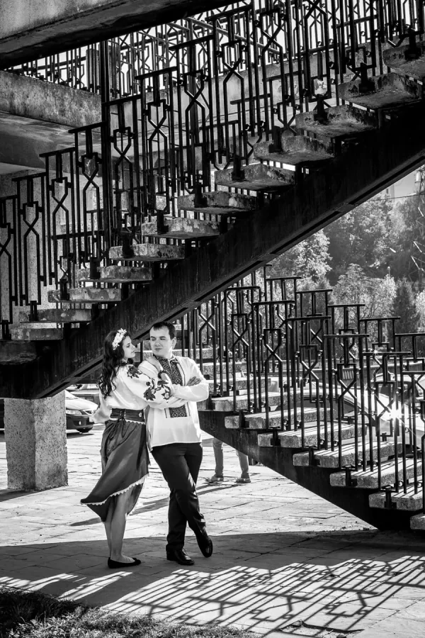 орно-білий кадр пари у вишиванках, послуги фотографа, ціна, відеозйомка весілля Львів, пара біля металевих сходів, професійний фотограф