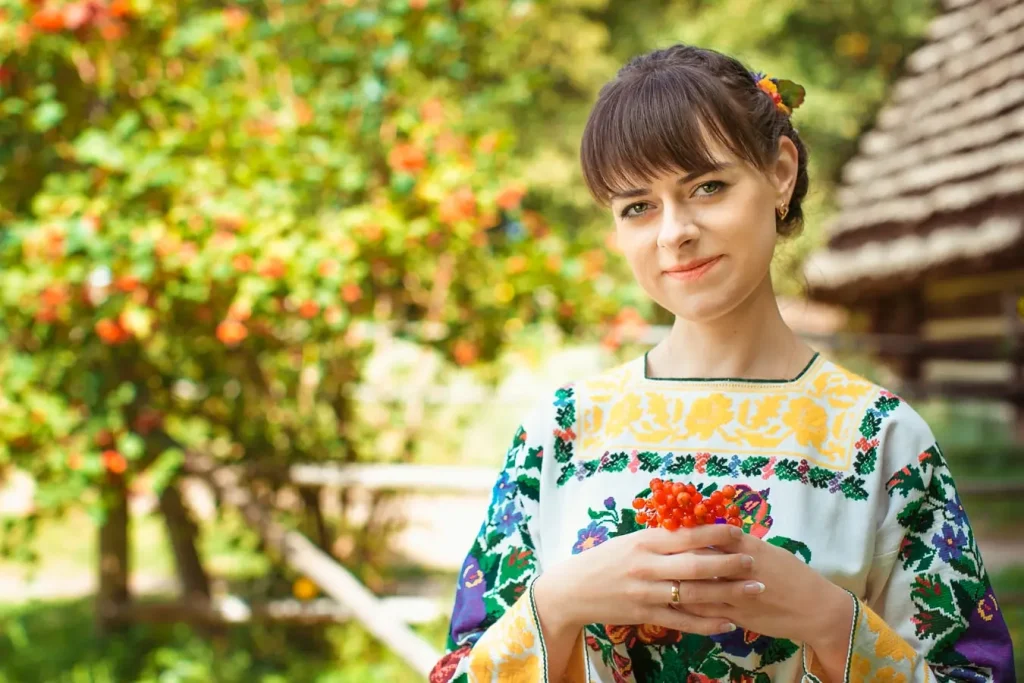 індивідуальна фотосесія Львів, ціна, послуги фотографа, відеозйомка весілля Львів, дівчина у вишиванці з калиною