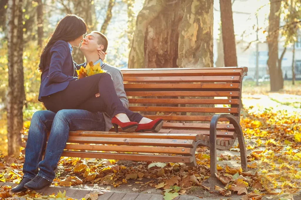 фотосесія лав сторі Львів, пара на лавці в осінньому парку, професійний фотограф, відеозйомка весілля Львів, ціна послуг