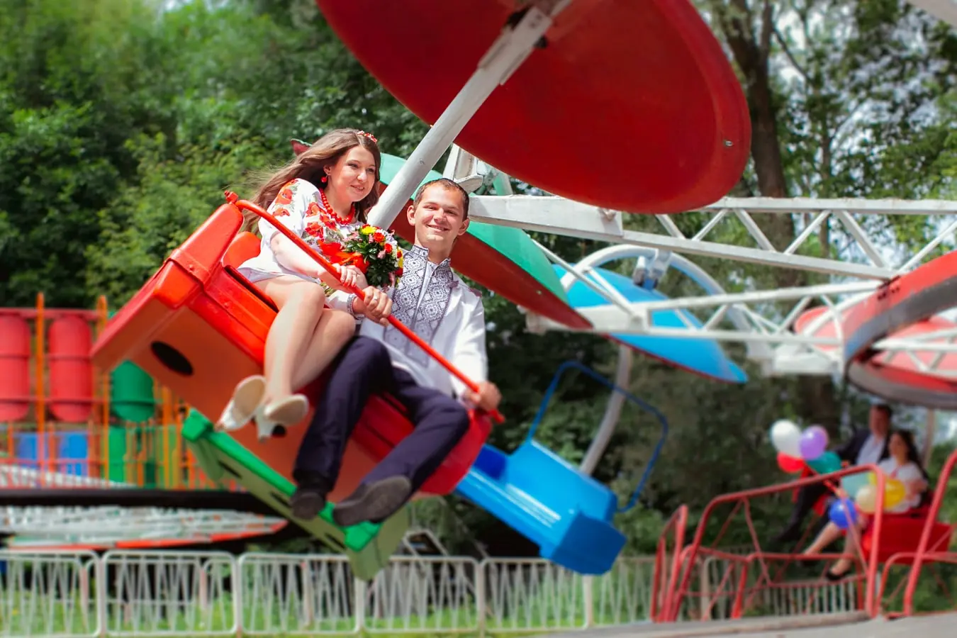 фотосесія лав сторі Львів, пара на атракціонах у парку, професійний фотограф, ціна, відеозйомка весілля Львів, молодята у вишиванках