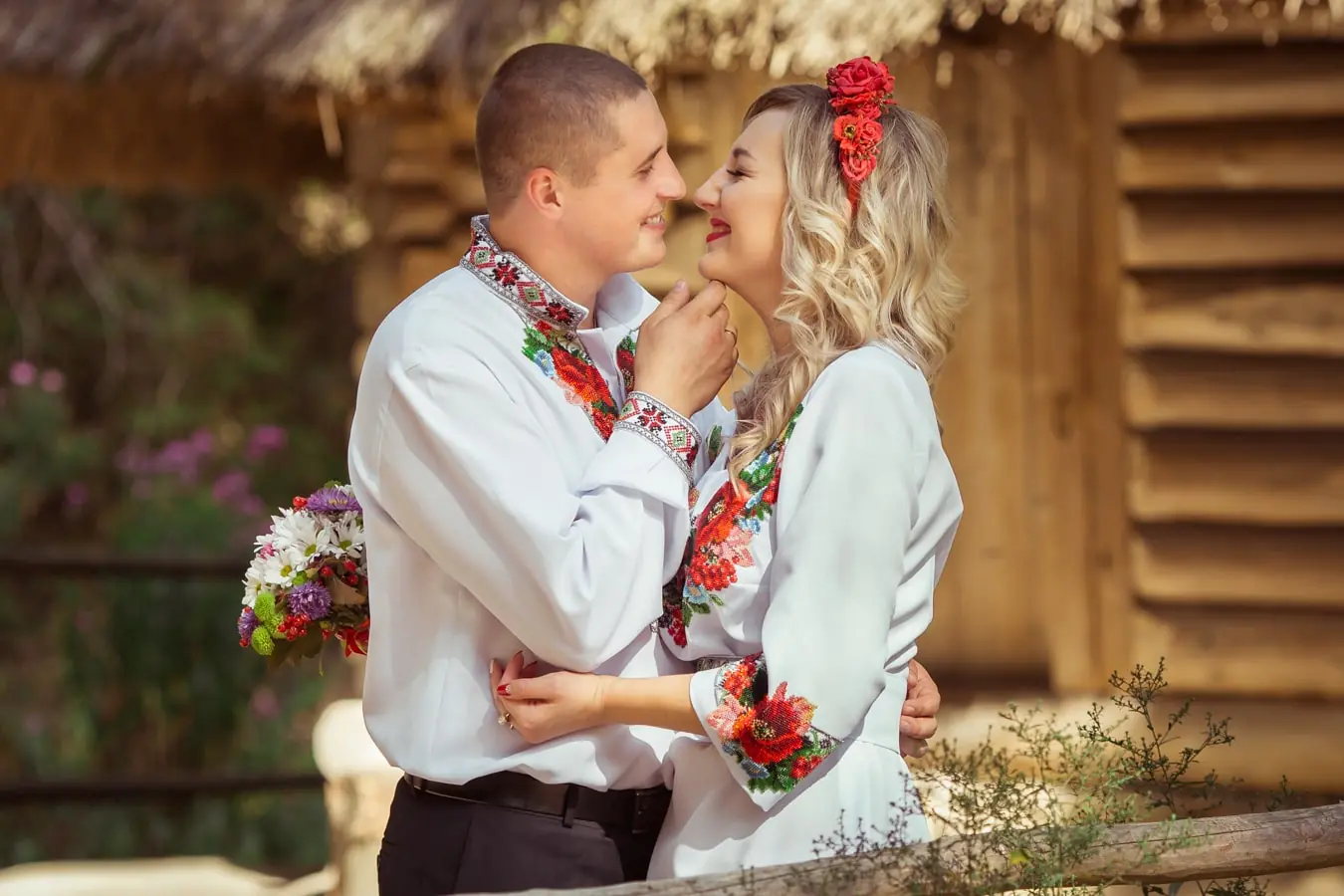 фотосесія лав сторі Львів, пікнік на природі, пара у вишиванках, послуги фотографа, ціна, професійна зйомка