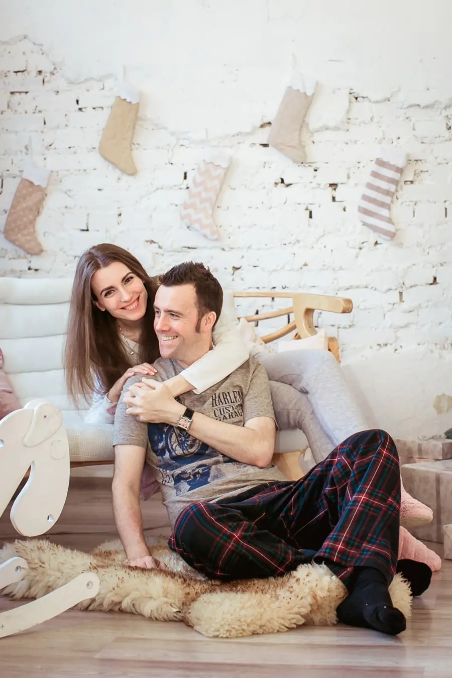 новорічна фотосесія Львів, пара у затишному одязі, послуги фотографа, ціна, відеозйомка весілля Львів, святковий декор зі шкарпетками, професійний фотограф