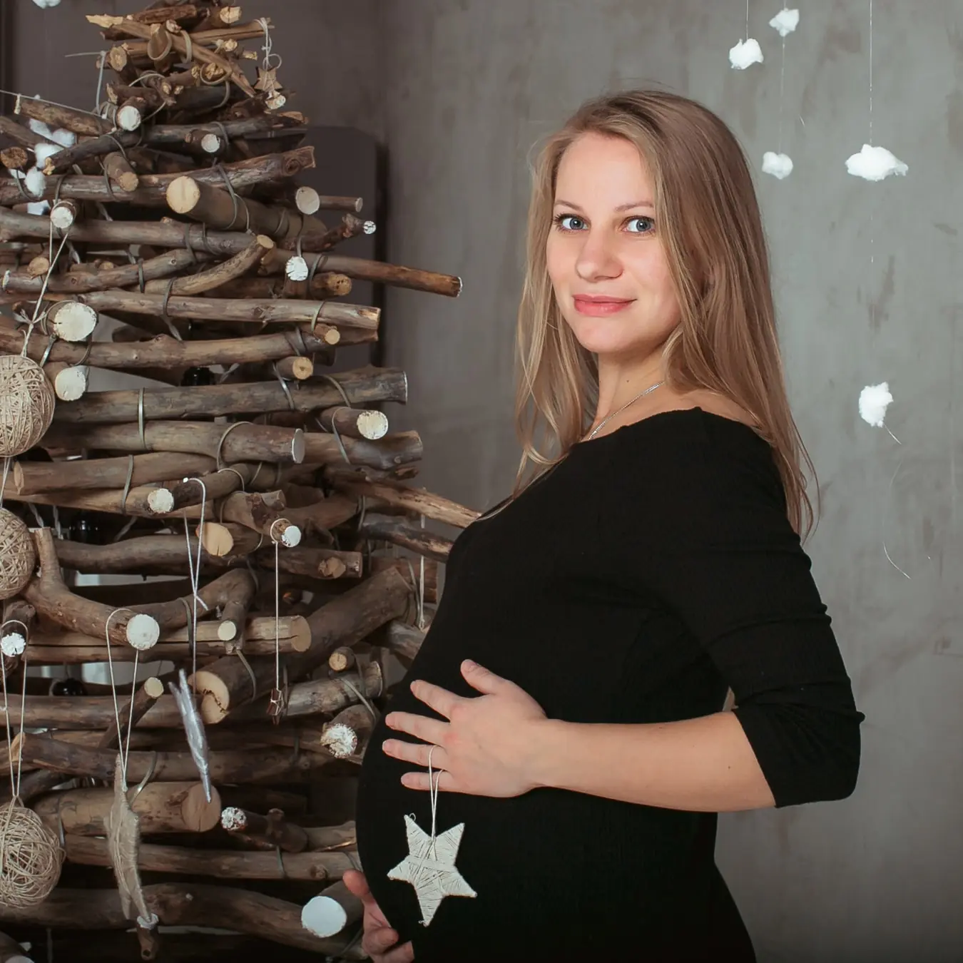 новірічна фотосесія для вагітних Львів, елегантна зйомка вагітності в чорній сукні, професійний фотограф, вартість послуг у студії RoStudio.