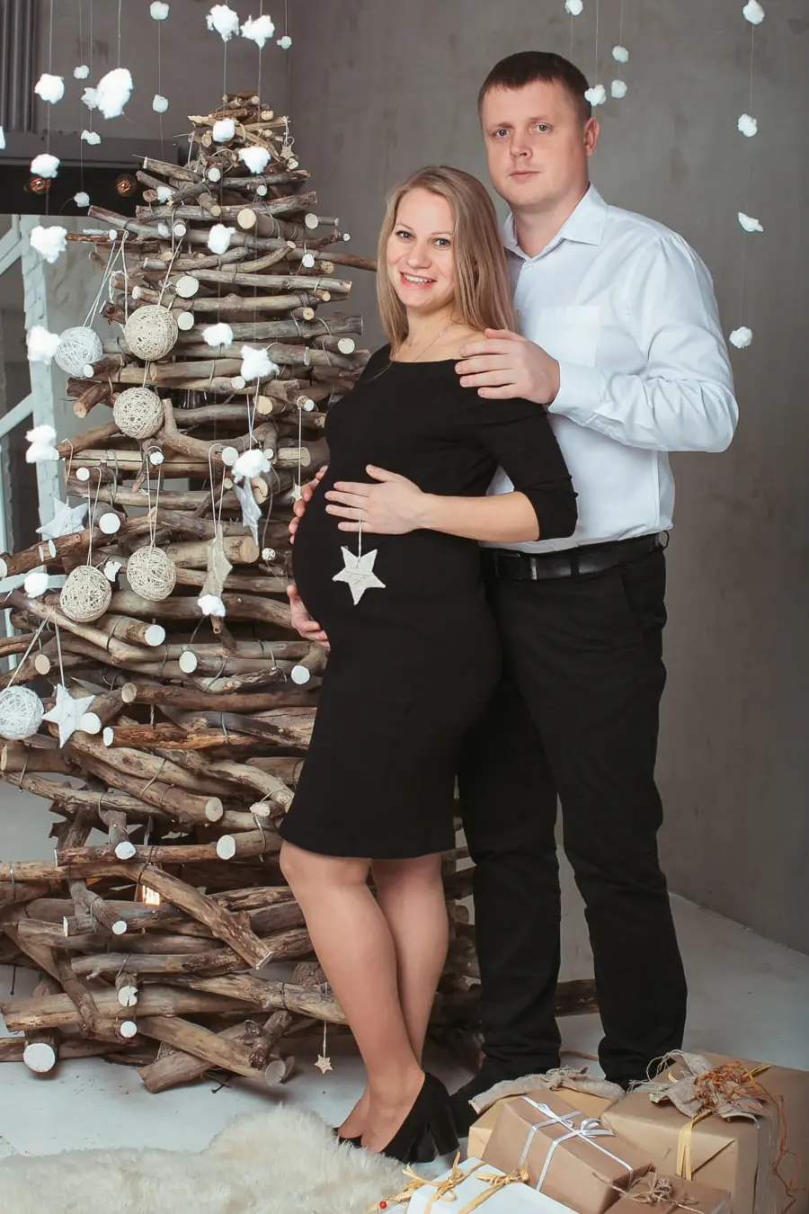 новірічна фотосесія для вагітних у Львові, зйомка вагітності з чоловіком, професійний фотограф, ціна послуг у фотостудії RoStudio.