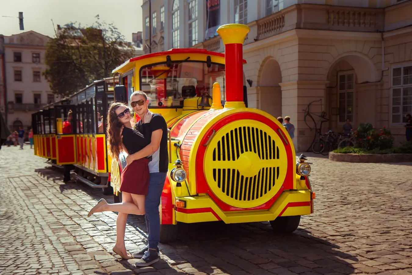 фотосесія лав сторі Львів, послуги фотографа, ціна, професійна зйомка в центрі міста, пара біля екскурсійного поїзда