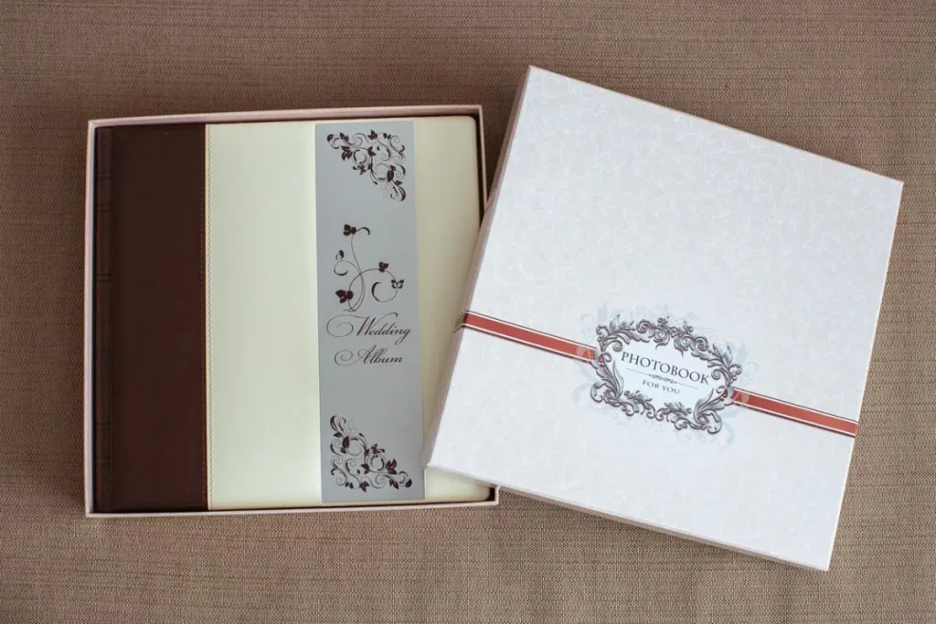 подарункова упаковка для фотокниги Львів, замовити весільний альбом у коробці, весільна фотосесія ціна, послуги фотографа, професійна відеозйомка весілля Львів.