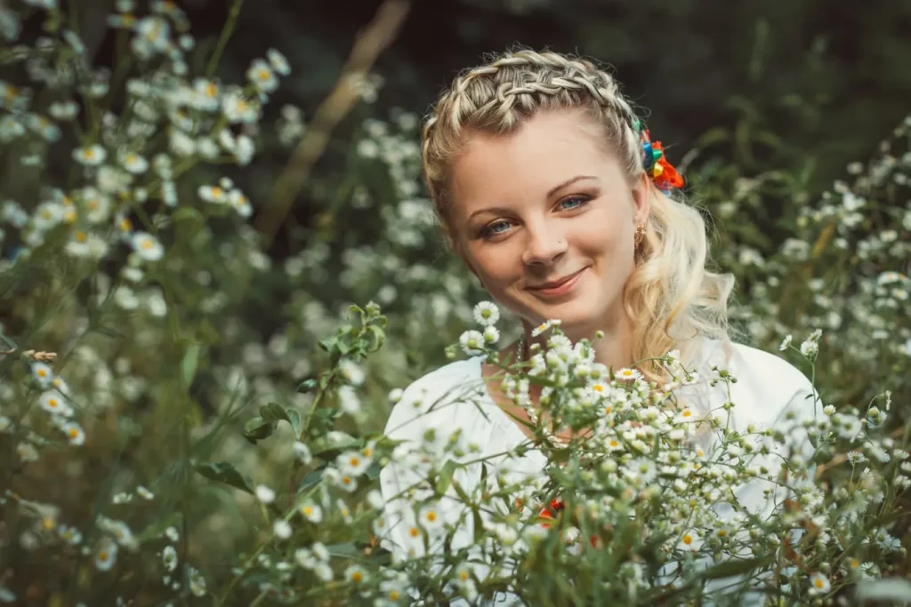 портретна фотосесія Львів, ціна, професійний фотограф, відеозйомка весілля, дівчина у вишиванці серед квітів