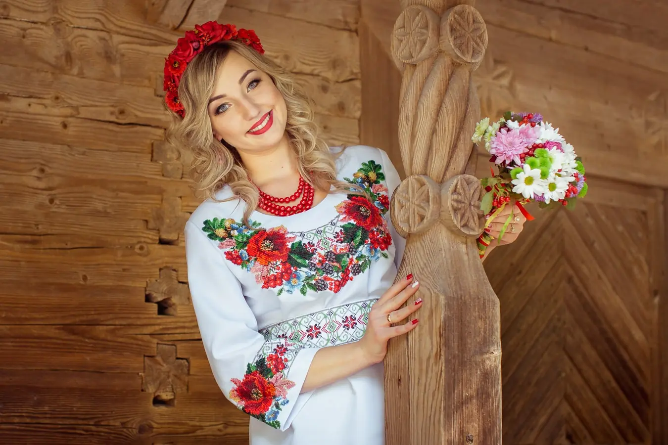 портретна фотосесія Львів, ціна, професійний фотограф, дівчина у вишиванці з вінком, відеозйомка весілля Львів