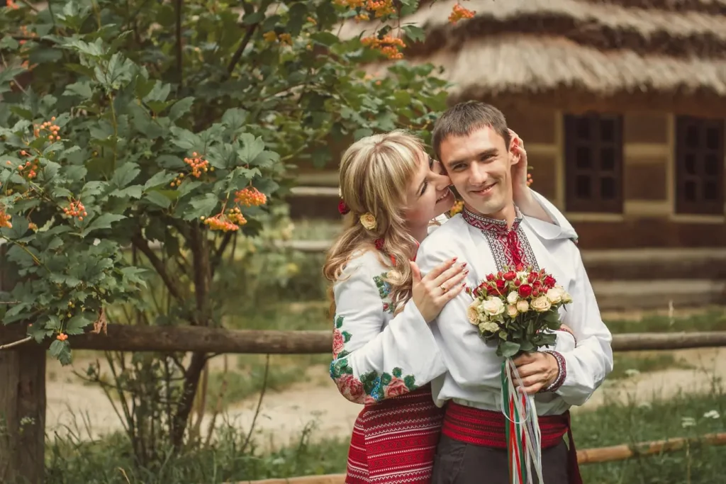 послуги фотографа Львів, весільна фотосесія ціна, відеозйомка весілля, пара у вишиванках, фотосесія в Шевченківському гаю