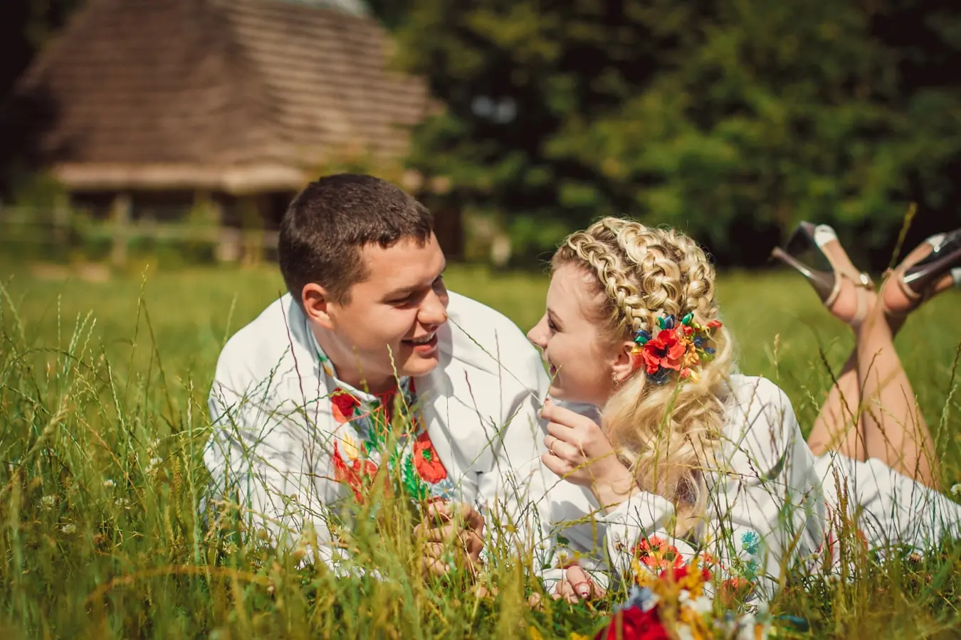 весільна фотосесія Львів, ціна послуг, професійний фотограф, відеозйомка весілля Львів, пара на траві у вишиванках