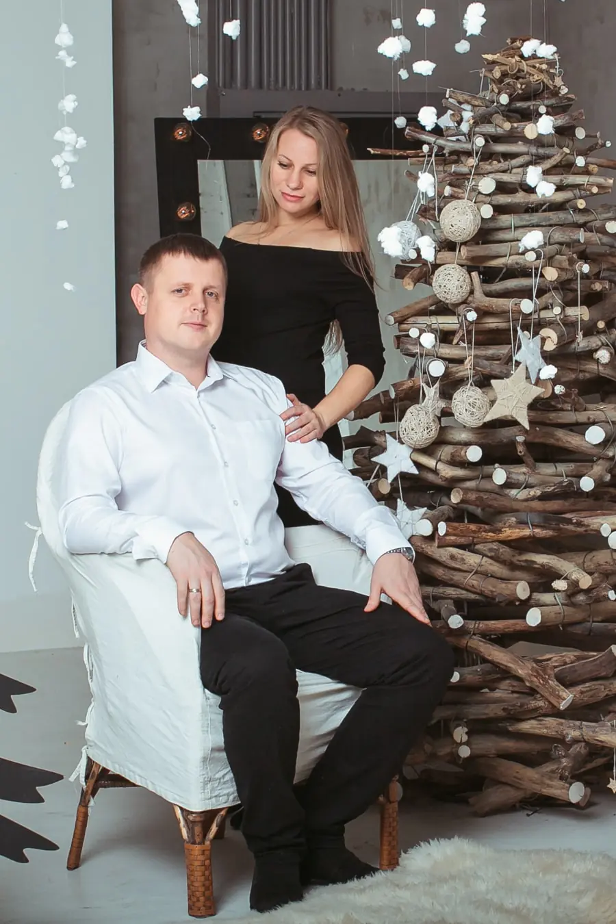фотограф Львів, студійна фотосесія вагітних з чоловіком, фотозйомка біля дерев'яної ялинки, ціна послуг фотостудії RoStudio.