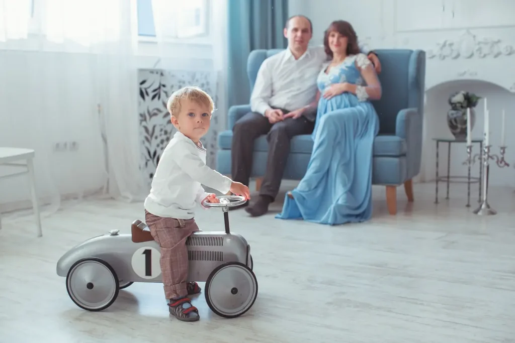 сімейна фотосесія Львів, фотосесія вагітності, дитяча зйомка з машинкою, послуги фотографа ціна, професійна студійна зйомка, портфоліо RoStudio.