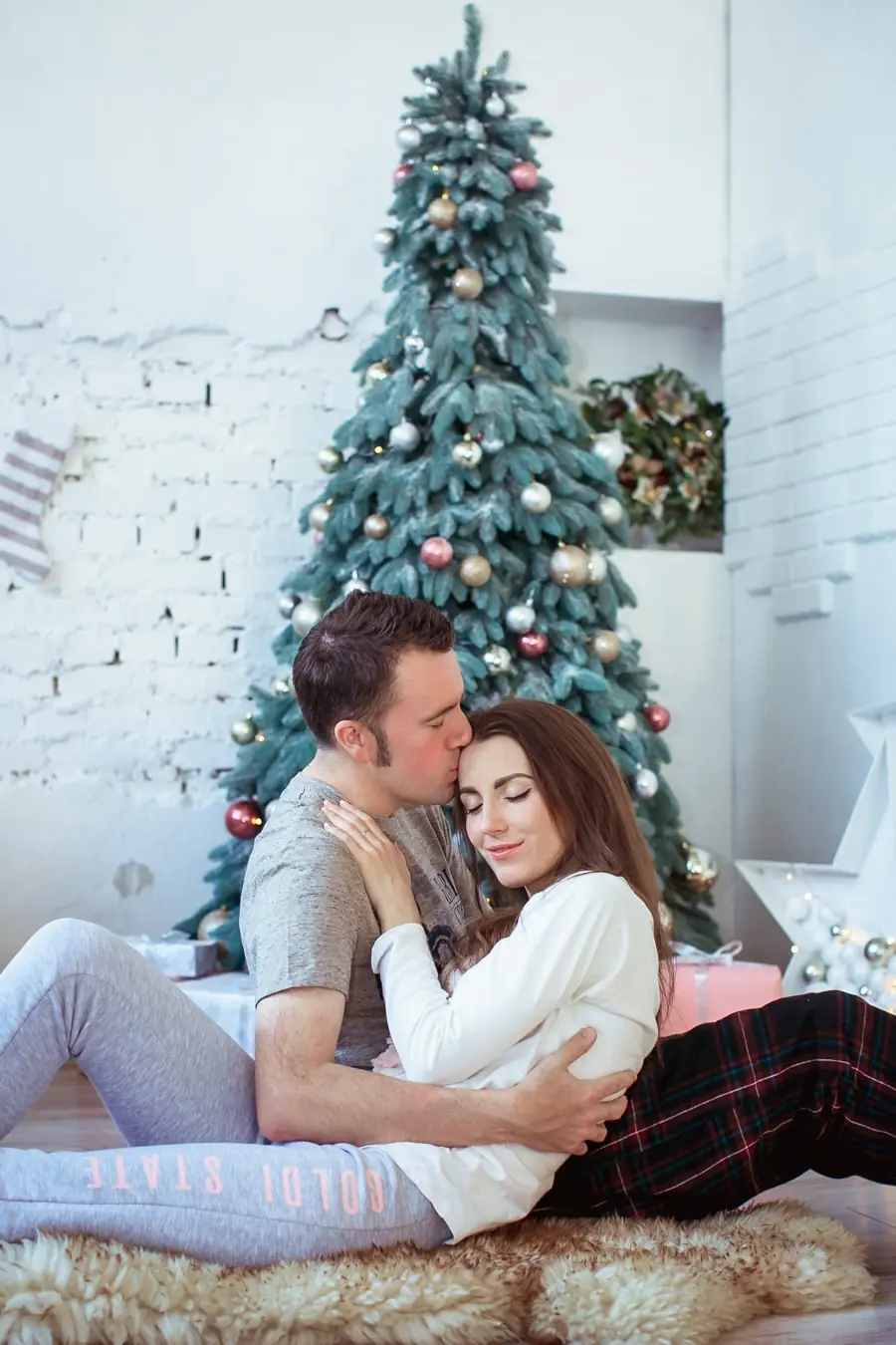 Сімейна фотосесія Львів, новорічна зйомка у фотостудії, послуги фотографа ціна, фотосет для пари.