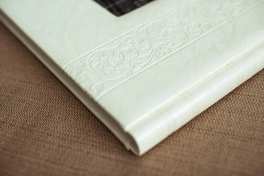 текстура обкладинки весільної фотокниги Львів, замовити фотоальбом з тисненням, ціна послуги фотографа, професійна відеозйомка весілля, RoStudio.