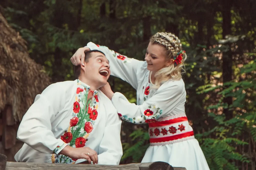 весільна фотосесія Львів, професійна відеозйомка весілля, пара у вишиванках, послуги фотографа ціна, фотосесія в етно стилі