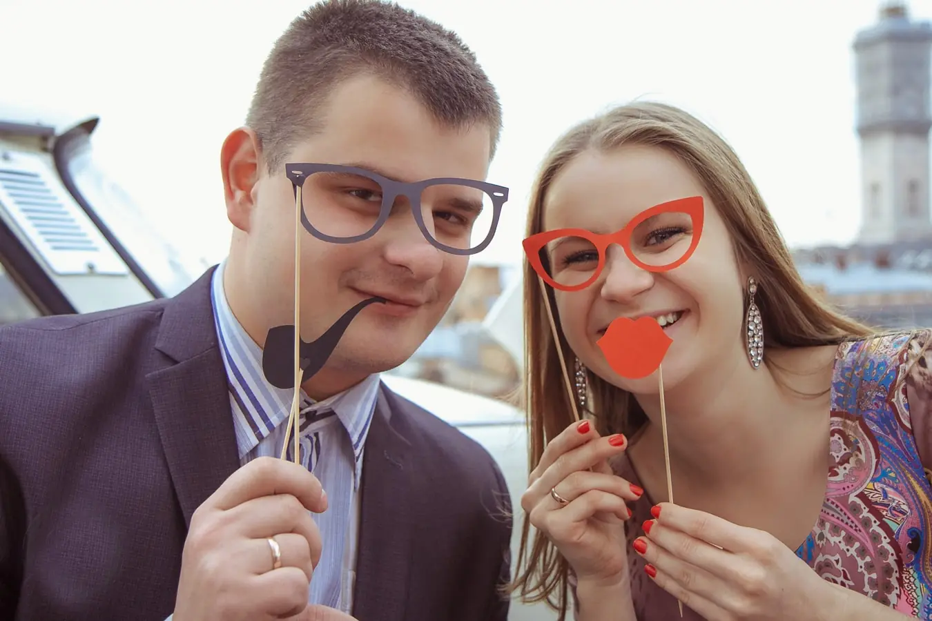 фотосесія Львів, пара з паперовою бутафорією, послуги фотографа, ціна, відеозйомка весілля Львів, професійний фотограф, розваги на зйомці