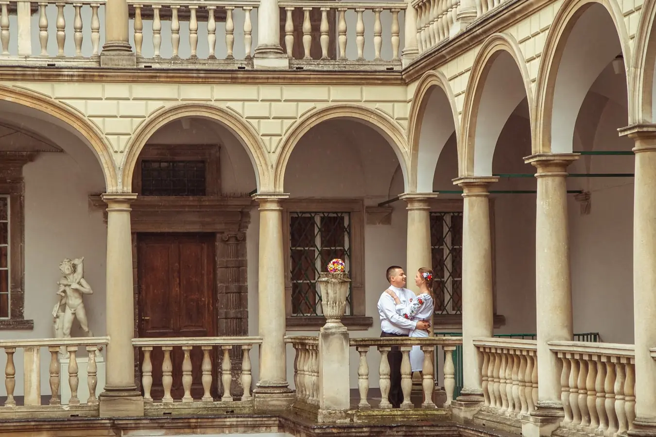 весільна фотосесія Львів, пара у вишиванках в Італійському дворику, професійний фотограф, ціна, відеозйомка весілля Львів, послуги фотографа