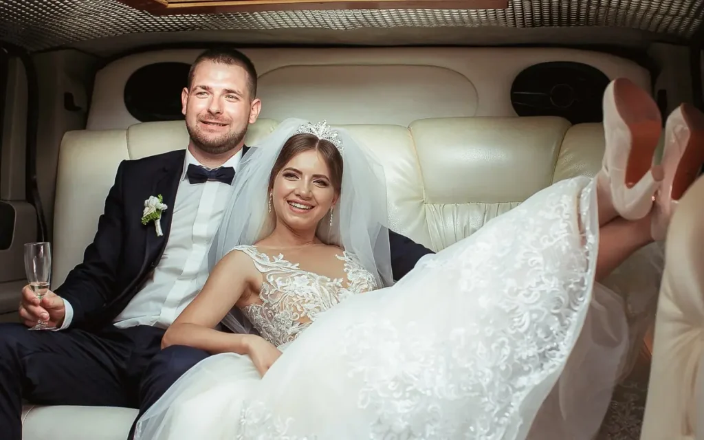 Весільна фотосесія Львів, послуги фотографа, відеозйомка ціна, професійна зйомка наречених у лімузині, фотостудія.