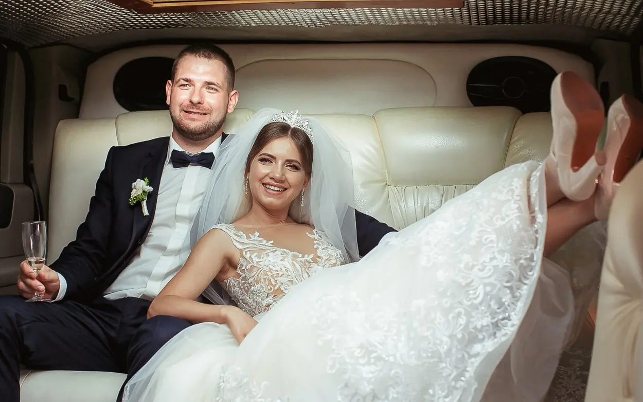 Весільна фотосесія Львів, послуги фотографа, відеозйомка ціна, професійна зйомка наречених у лімузині, фотостудія.