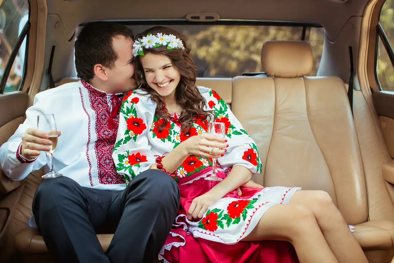 відеозйомка весілля Львів, пара у вишиванках в авто, фотосесія Львів, професійний фотограф, ціна