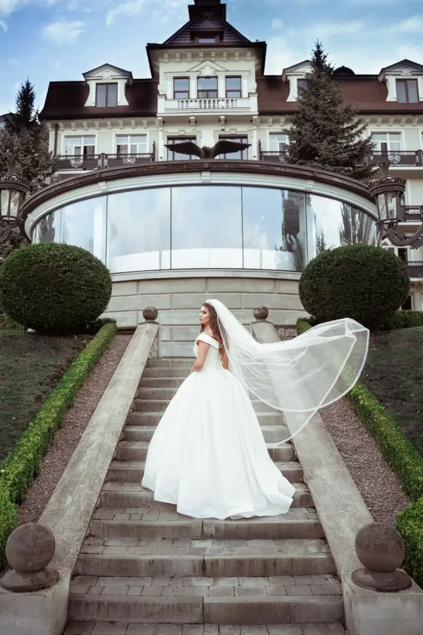 Наречена з фатою на сходах, весільна фотосесія Львів, послуги фотографа, відеозйомка ціна, професійна зйомка, фотостудія.
