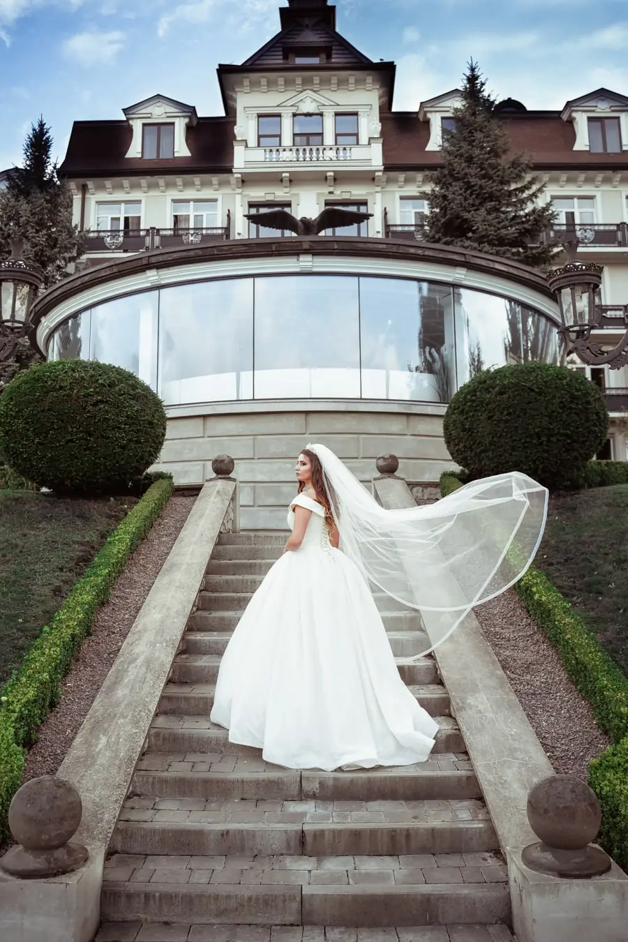 Наречена з фатою на сходах, весільна фотосесія Львів, послуги фотографа, відеозйомка ціна, професійна зйомка, фотостудія.